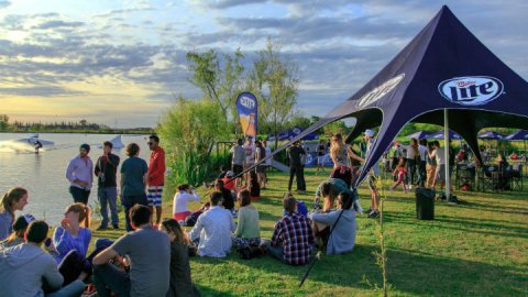 Acciones de Miller Lite durante el verano