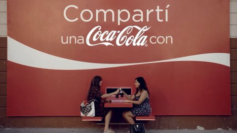 Coca-Cola lanza piezas digitales para su campaña "Compartí Una Coca-Cola"