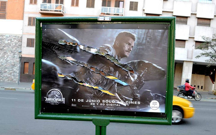JurassicWorld: los dinosaurios destrozan la vía pública