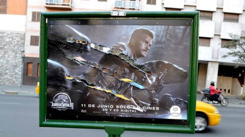 JurassicWorld: los dinosaurios destrozan la vía pública