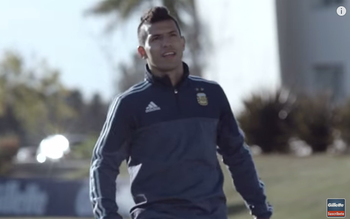 Acción con el Kun Agüero para la campaña “La Bandera de la Hinchada” de Gillette