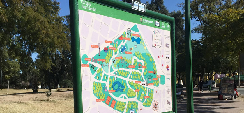 Braver y Si Cultural instalan carteles en el Parque Sarmiento