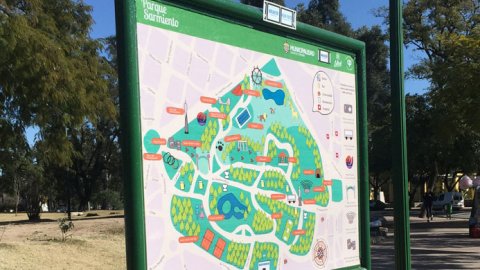 Braver y Si Cultural instalan carteles en el Parque Sarmiento