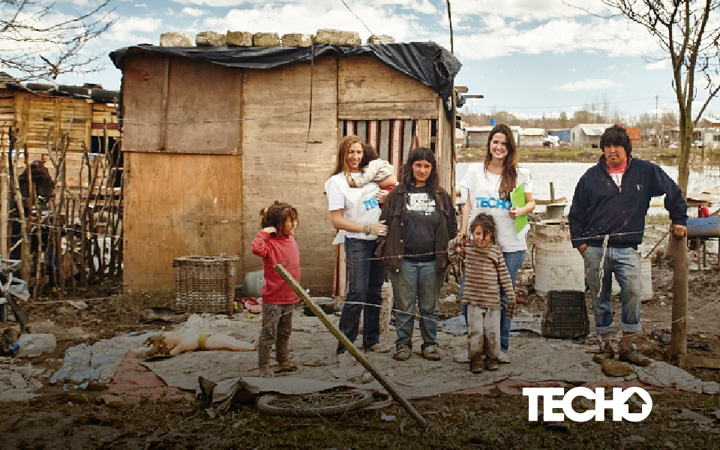 Grupo Go Medios junto a la colecta de Techo