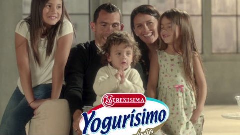 Tevez y su familia en la campaña de Y&R para Yogurísimo