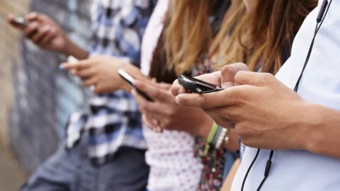 Adolescentes argentinos ven menos tele pero están conectados 12 horas a internet