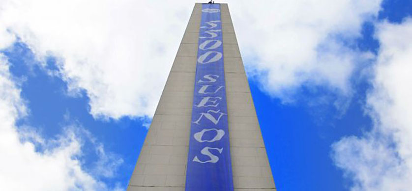 Girola ayudo a Make A Wish a vestir el Obelisco