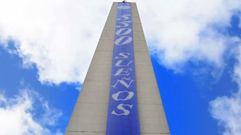 Girola ayudo a Make A Wish a vestir el Obelisco