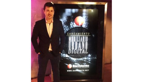 Publicidad Sarmiento presentó el nuevo mobiliario urbano digital