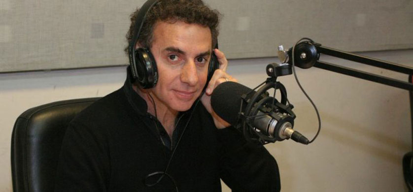 Radio La Red mueve piezas y cambia su programación