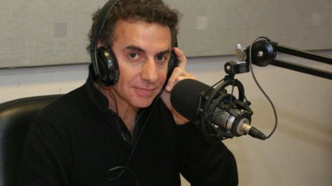 Radio La Red mueve piezas y cambia su programación