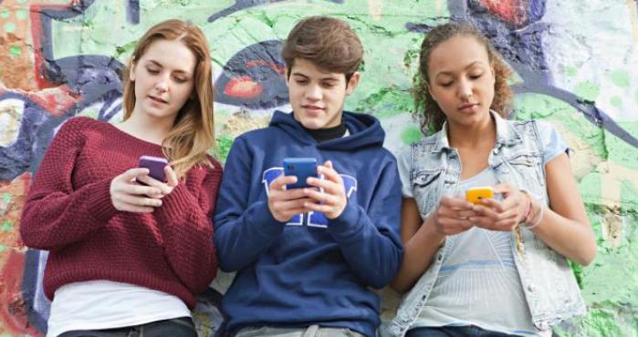 El crecimiento de smartphones en mano de los menores de 25