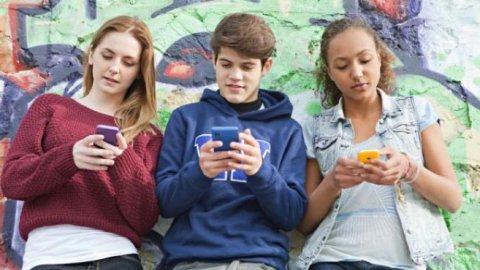 El crecimiento de smartphones en mano de los menores de 25