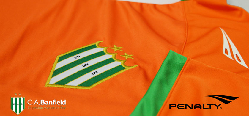 Banfield lanzó su nueva camiseta alternativa con un comercial