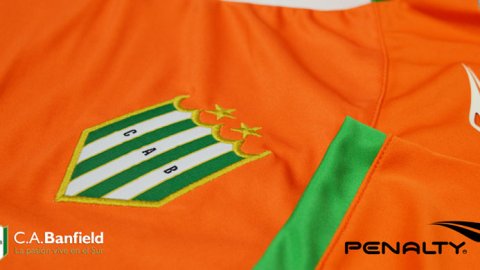 Banfield lanzó su nueva camiseta alternativa con un comercial