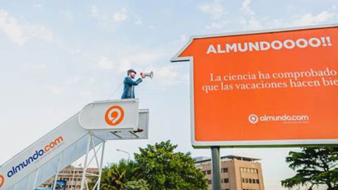 Acción de Almundo en el aeropuerto de Ezeiza