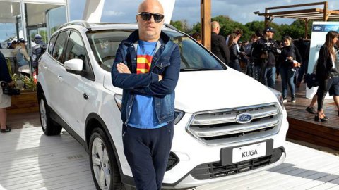 Acción de Ford junto a Metro y Medio