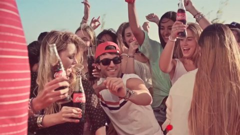 Coca-Cola y Rombai presentan la versión karaoke de “Sentí el sabor”