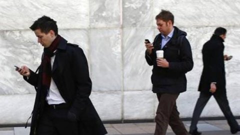 Los desafíos de la publicidad exterior ante una audiencia captada por los celulares