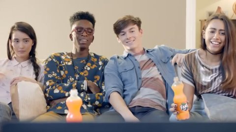 Fanta evoluciona con nuevo logo, botella y una innovadora campaña