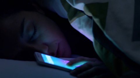 "Elegí cuidarte a vos, como cuidás tu celular", la campaña de Dhélet Y&R y Movistar