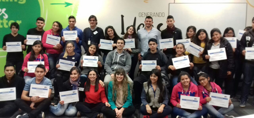 Voluntarios de Kimberly-Clark donan su tiempo a estudiantes de secundario