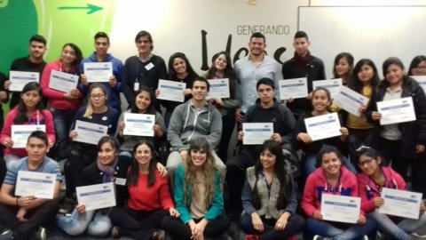 Voluntarios de Kimberly-Clark donan su tiempo a estudiantes de secundario