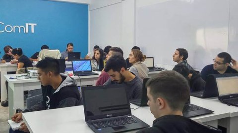 Cablevisión-Fibertel y ComunidadIT capacitaron en jóvenes