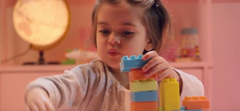 Niña presenta la nueva campaña de Polacrin Baby Colour