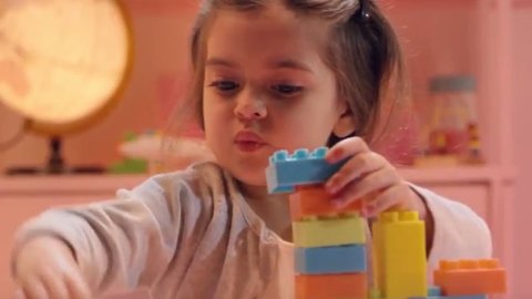 Niña presenta la nueva campaña de Polacrin Baby Colour