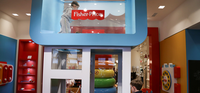 Acción entre Cheeky y Fisher-Price