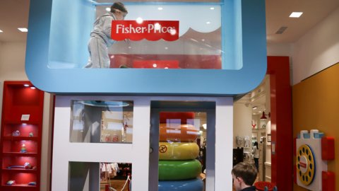 Acción entre Cheeky y Fisher-Price