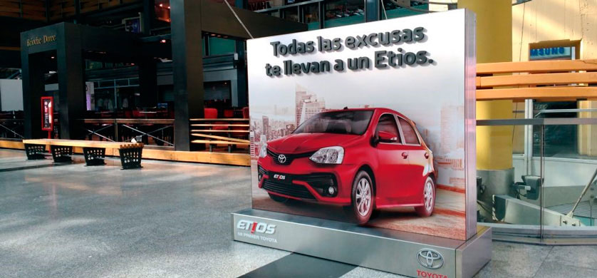 Campaña de Toyota Etios en Vía Pública exclusiva de Brand Plus