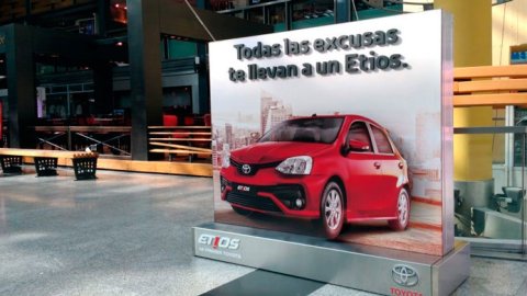 Campaña de Toyota Etios en Vía Pública exclusiva de Brand Plus