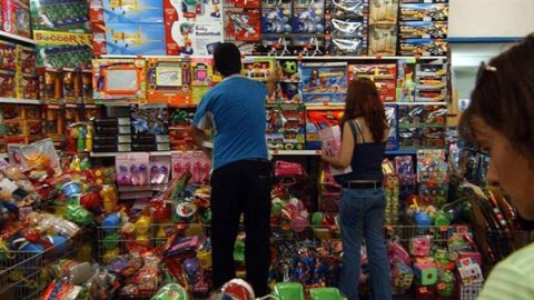 Casi el 45% de los argentinos piensan gastar menos en las Fiestas