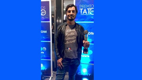 Esteban Garrido fue premiado en los Premios TATO por la web serie "La Búsqueda de Laura"