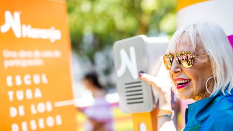 Naranja presenta la Escultura de los Deseos de Marta Minujín