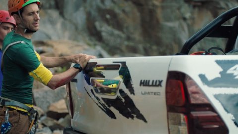 "Distintos", lo nuevo de Grey para Toyota Hilux