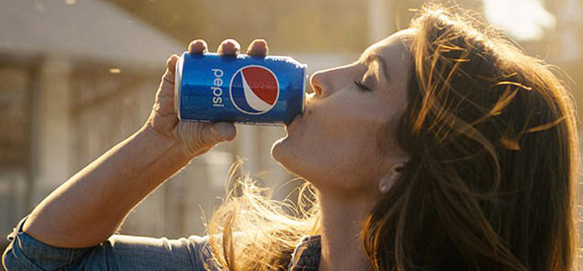 Cindy Crawford protagoniza una remake de su icónico anuncio de Pepsi