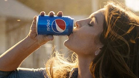 Cindy Crawford protagoniza una remake de su icónico anuncio de Pepsi