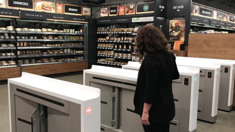 Amazon abrió el primer supermercado sin cajas para cobrar, ni filas
