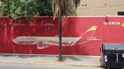Carat creó un eco-mural para la campaña de Iberia