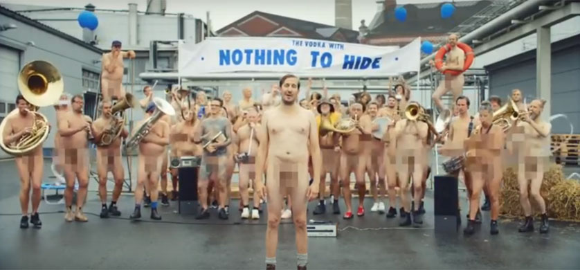 Los empleados de Absolut al desnudo, en la nueva campaña de la marca
