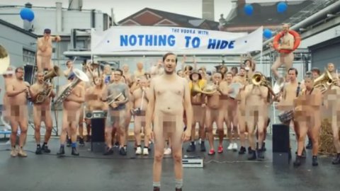 Los empleados de Absolut al desnudo, en la nueva campaña de la marca