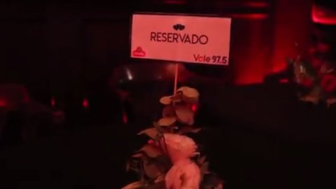 Vale 97.5 y Phi Phi Toys celebraron la noche de los enamorados