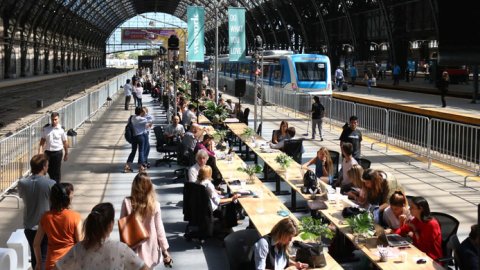 WeWork instaló la mesa de trabajo colaborativo más grande del mundo