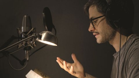Gael Garcia Bernal narrará la versión en español de Planeta Azul II para Discovery