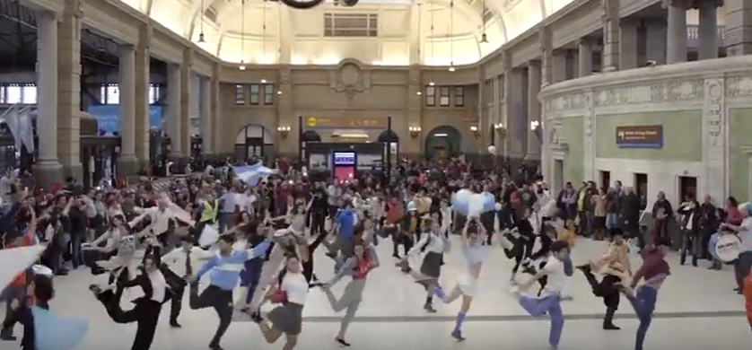 Minicuotas Ribeiro: Un flashmob muy alegroshky