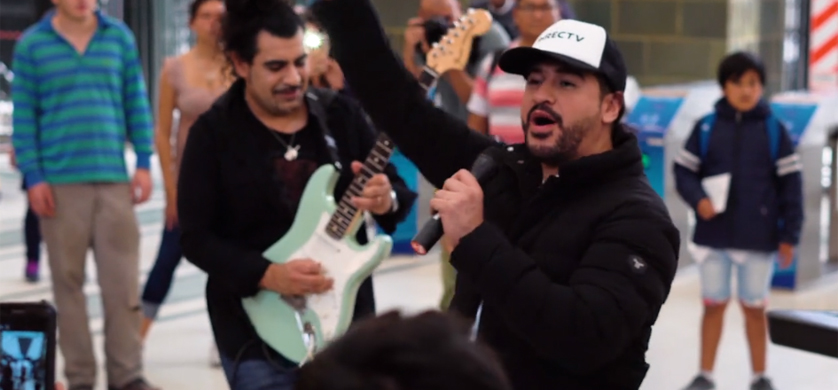 Convocado por DirecTV, Ráfaga cantó el himno en Retiro