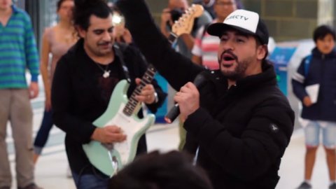 Convocado por DirecTV, Ráfaga cantó el himno en Retiro